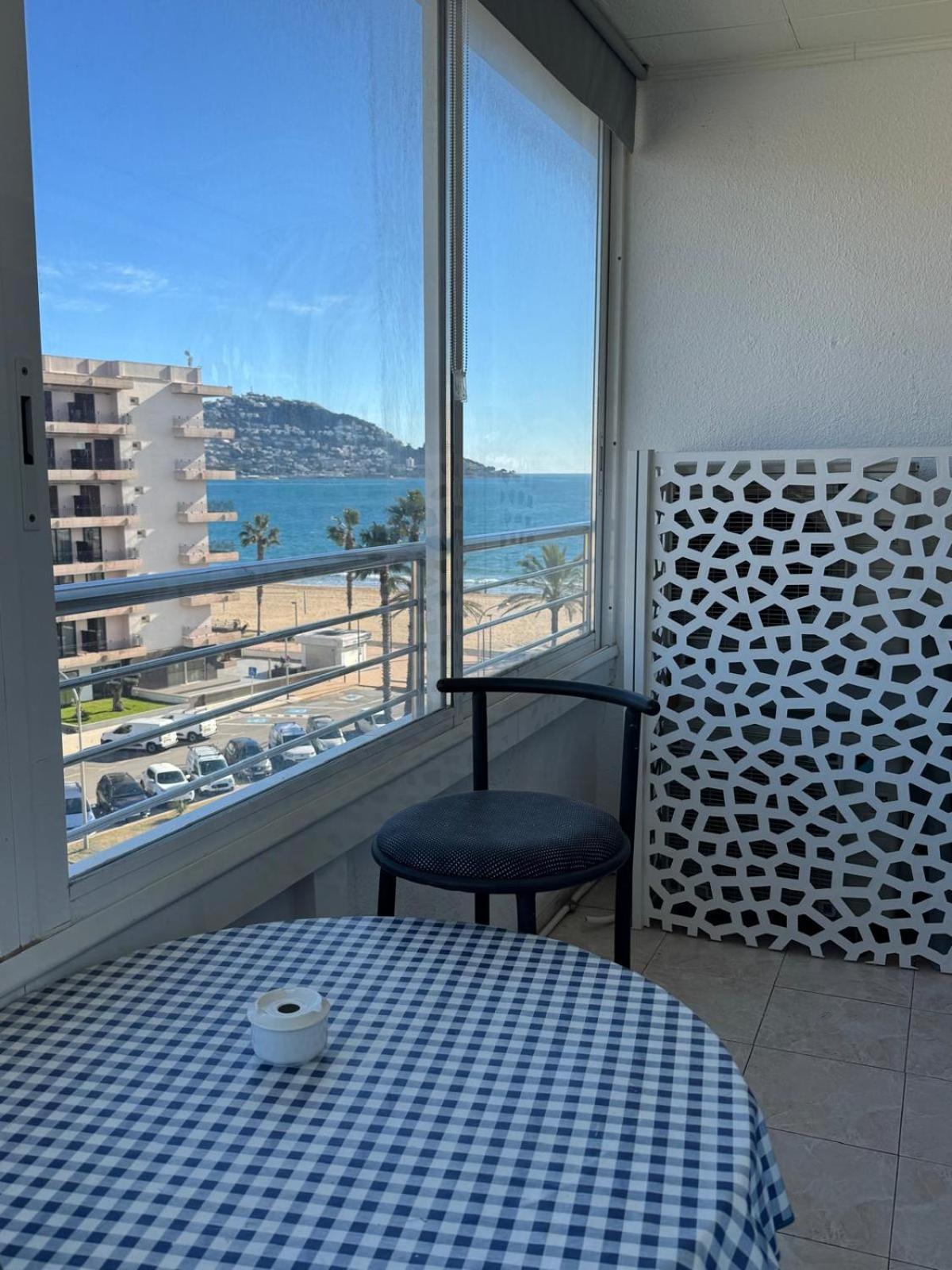 רוזס Appartement Premiere Ligne De Mer Avec Piscine מראה חיצוני תמונה